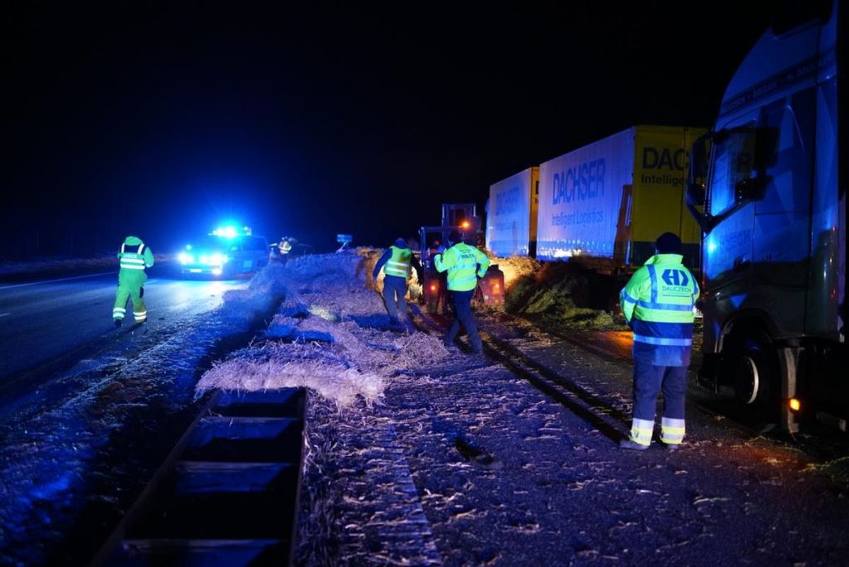 En lastbil er kørt galt. Motorvejen er spærret. KLIK og se flere billeder. Foto: Øxenholt. Foto