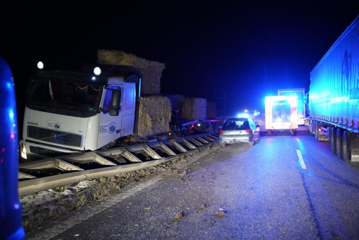 En lastbil er kørt galt. Motorvejen er spærret. KLIK og se flere billeder. Foto: Øxenholt. Foto
