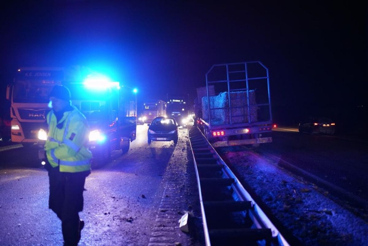 En lastbil er kørt galt. Motorvejen er spærret. KLIK og se flere billeder. Foto: Øxenholt. Foto.