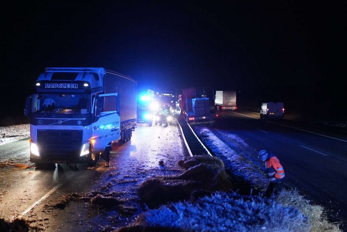 En lastbil er kørt galt. Motorvejen er spærret. KLIK og se flere billeder. Foto: Øxenholt. Foto