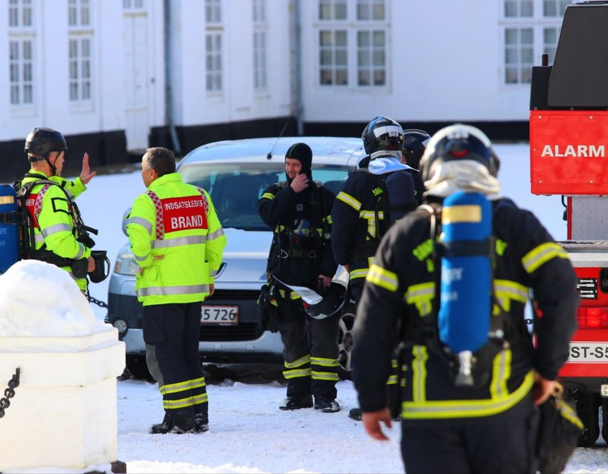 Det sønderjyske beredskab var massivt til stede ved slotsbranden. KLIK VIDERE OG SE FLERE BILLEDER. Foto: presse-fotos.dk