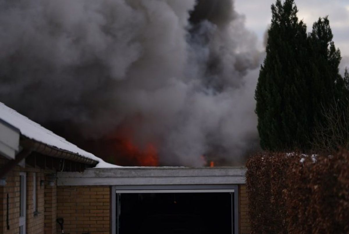 En villa i er totalt overtændt. KLIK FOR FLERE BILLEDER. Foto: Øxenholt Foto.