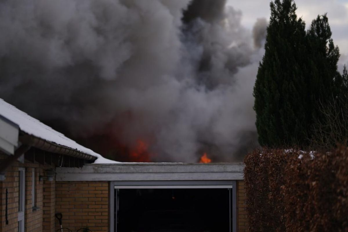 En villa i er totalt overtændt. KLIK FOR FLERE BILLEDER. Foto: Øxenholt Foto.