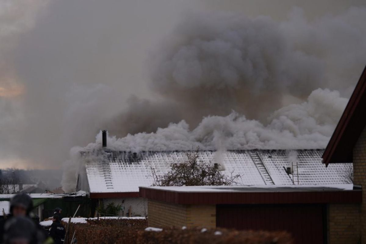 En villa i er totalt overtændt. KLIK FOR FLERE BILLEDER. Foto: Øxenholt Foto.