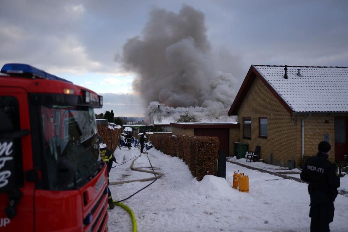 En villa i er totalt overtændt. KLIK FOR FLERE BILLEDER. Foto: Øxenholt Foto.