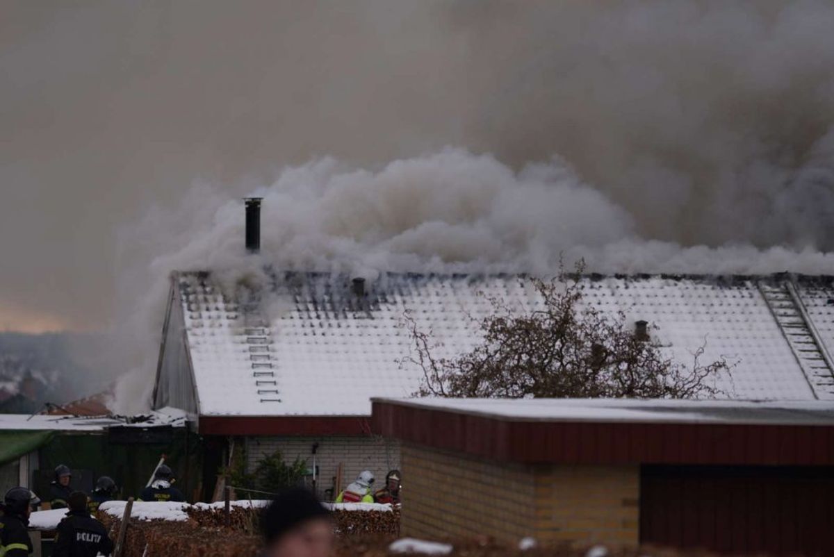 En villa i er totalt overtændt. KLIK FOR FLERE BILLEDER. Foto: Øxenholt Foto.