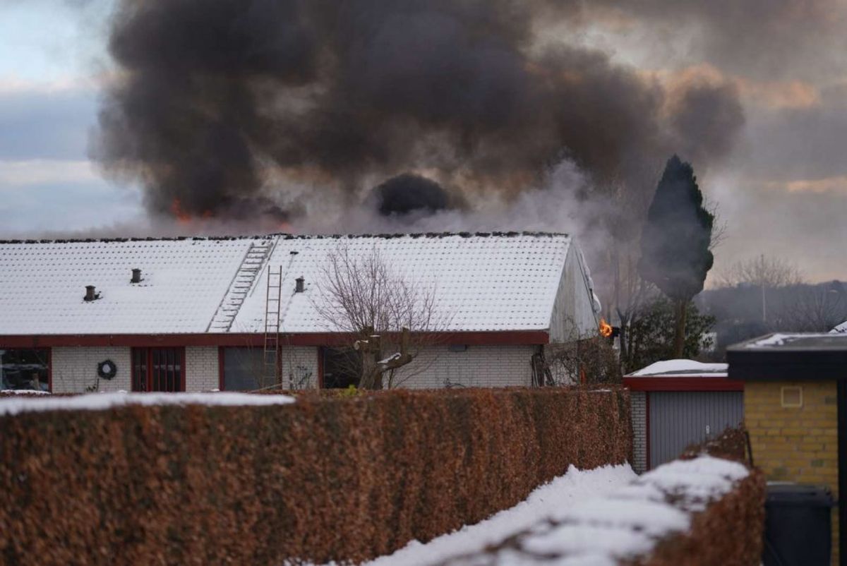 En villa i er totalt overtændt. KLIK FOR FLERE BILLEDER. Foto: Øxenholt Foto.
