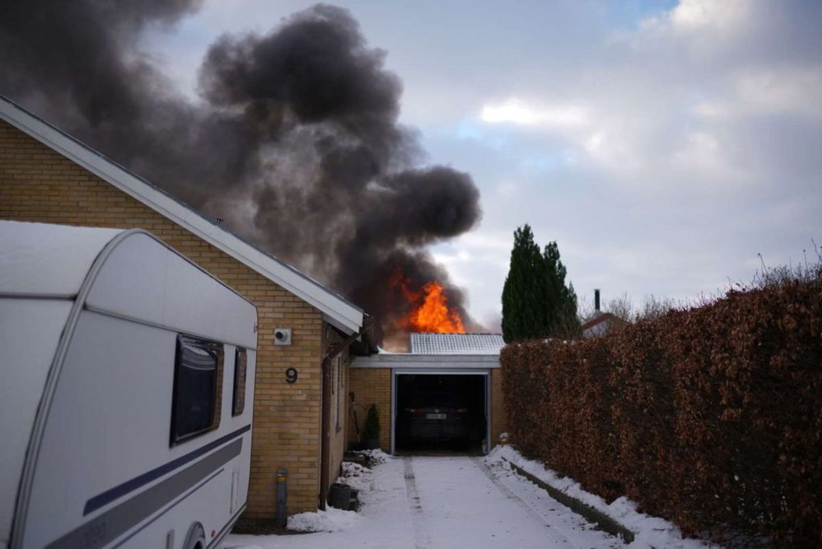 En villa i er totalt overtændt. KLIK FOR FLERE BILLEDER. Foto: Øxenholt Foto.
