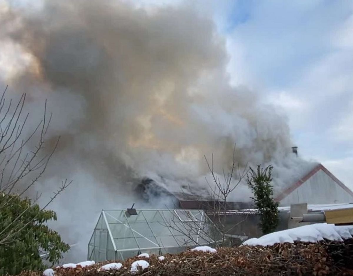 En villa i er totalt overtændt. KLIK FOR FLERE BILLEDER. Foto: Øxenholt Foto.