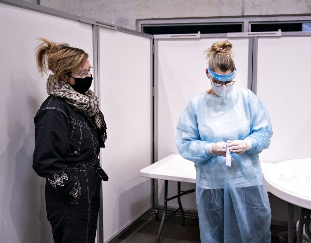 En kvinde står klar til at få foretaget en coronatest. (Foto: Henning Bagger/Ritzau Scanpix)