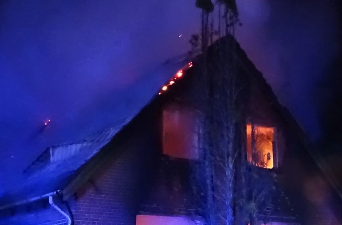Klokken 01.59 indløb der anmeldelse om branden i en villa, få kilometer fra lagerhallen. Foto: Øxenholt Foto.