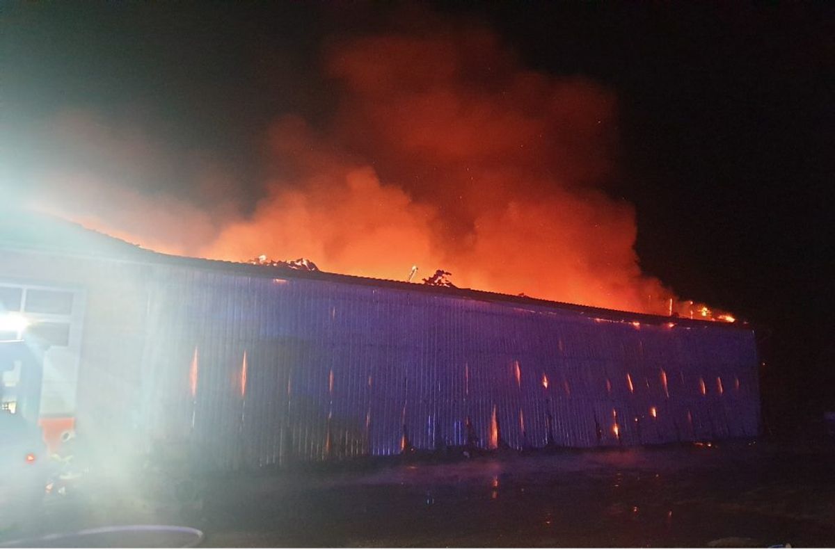 Alarmen om branden i lagerhallen lød klokken 01.53. Foto: Øxenholt Foto