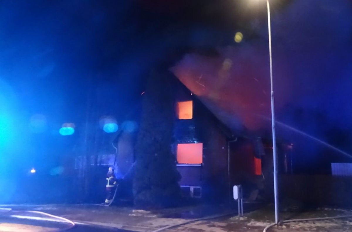 Klokken 01.59 indløb der anmeldelse om branden i en villa, få kilometer fra lagerhallen. Foto: Øxenholt Foto.