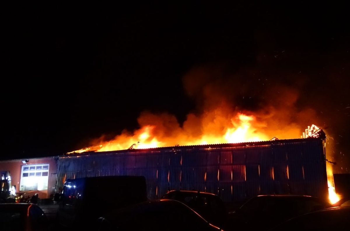 Alarmen om branden i lagerhallen lød klokken 01.53. Foto: Øxenholt Foto