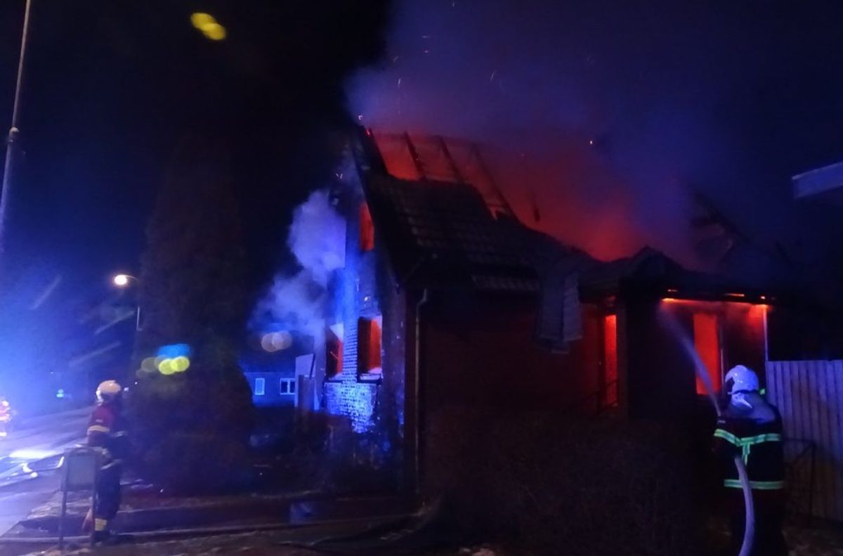 Klokken 01.59 indløb der anmeldelse om branden i en villa, få kilometer fra lagerhallen. Foto: Øxenholt Foto.