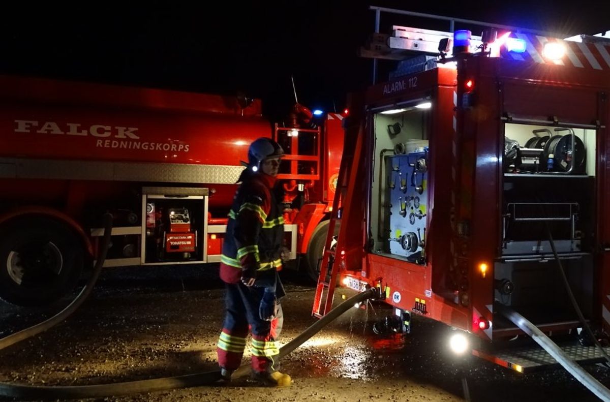 Politi og brandvæsen arbejder på sagen. Foto: Øxenholt Foto.