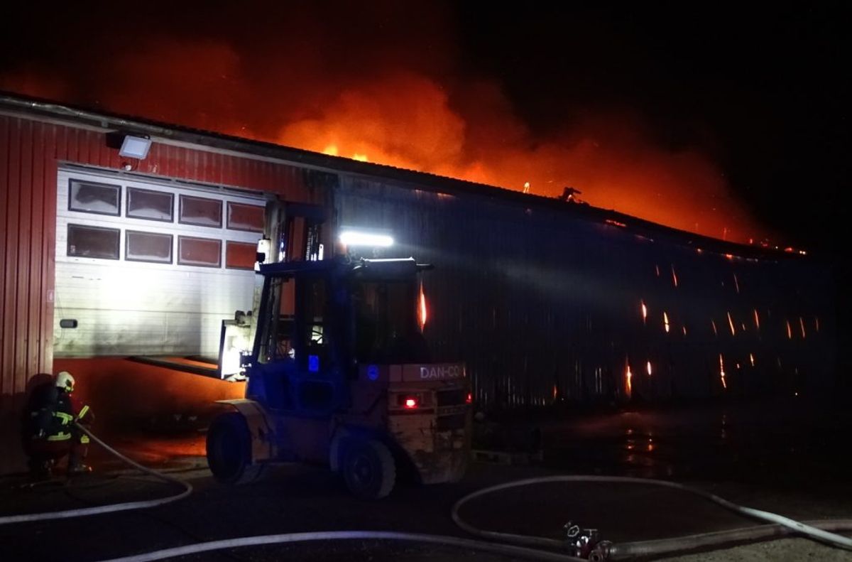 Alarmen om branden i lagerhallen lød klokken 01.53. Foto: Øxenholt Foto