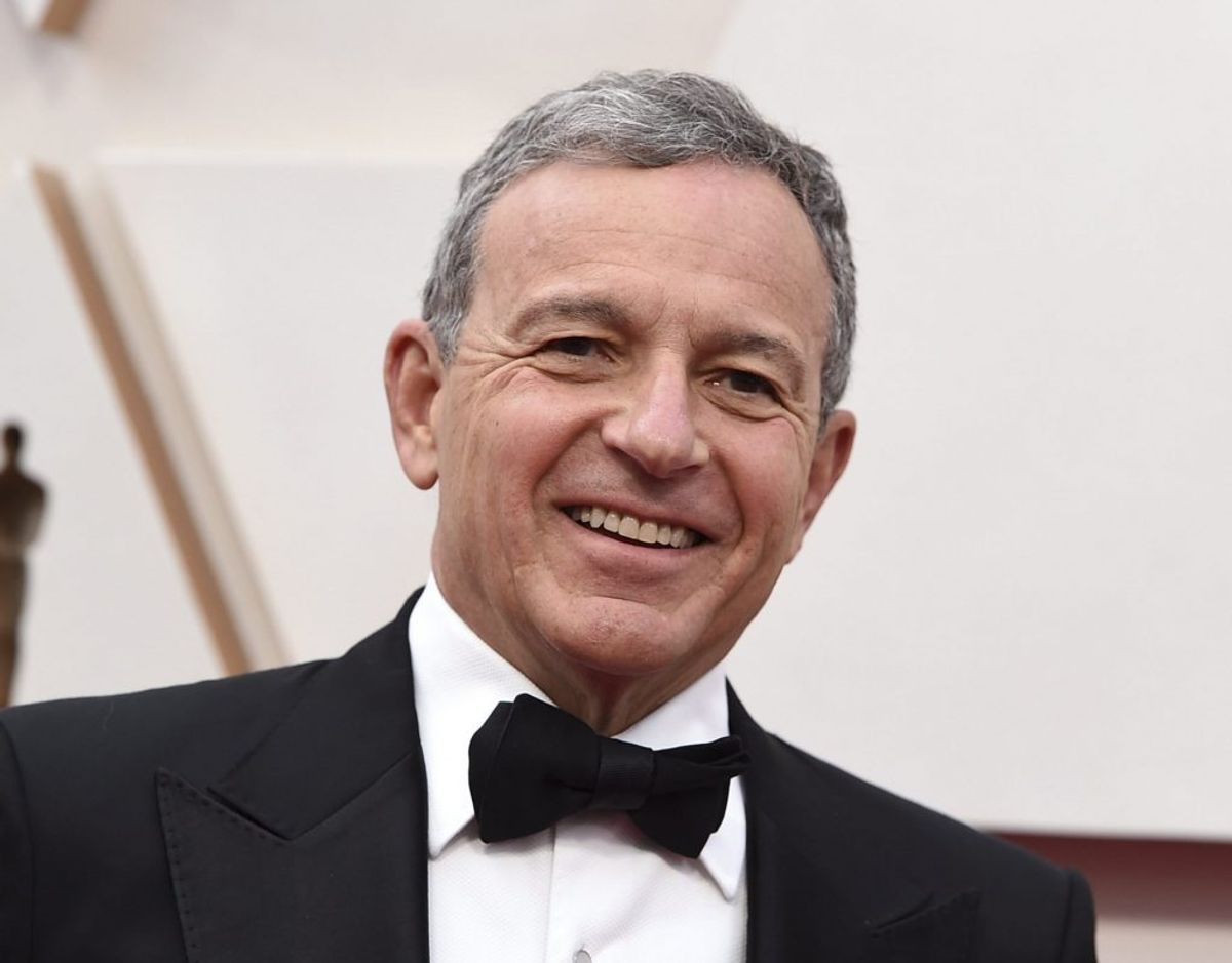 Bob Iger er blandt andet blevet kåret til Hollywoods mest magtfulde mand på grund af Disneys dominerende position i filmverdenen. Her ankommer han til sidste års oscaruddeling. – Foto: Jordan Strauss/Ritzau Scanpix