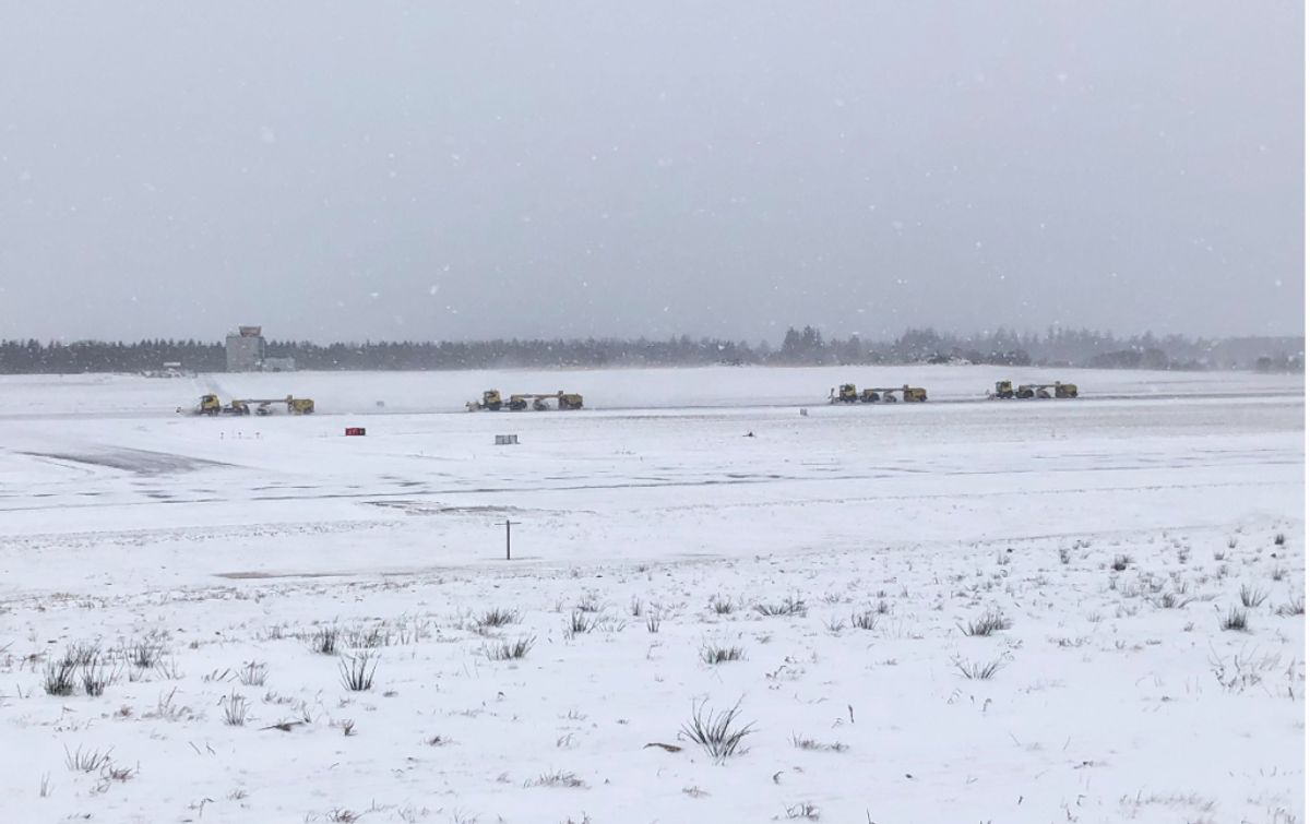 Fire sweepere rydder banen i Billund Lufthavn.