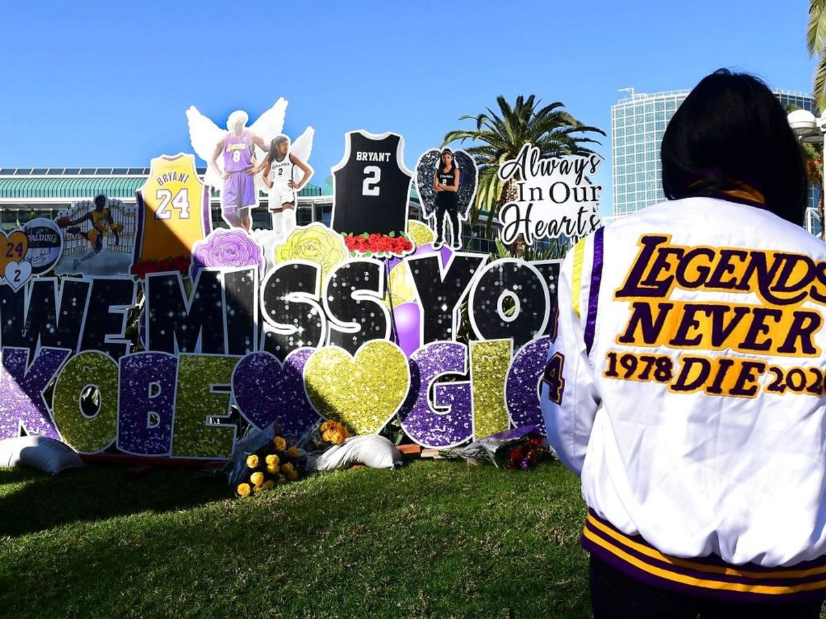 Fans hylder Kobe Bryant. Foto: Frederic J. BROWN/Scanpix.