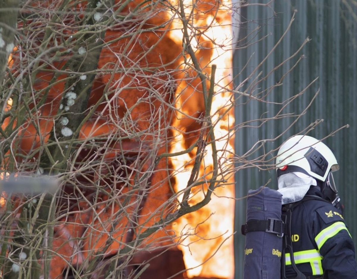 30 mand kæmper lige nu med flammerne i en gårdbrand. KLIK for flere billeder. Foto: Presse-fotos.dk.