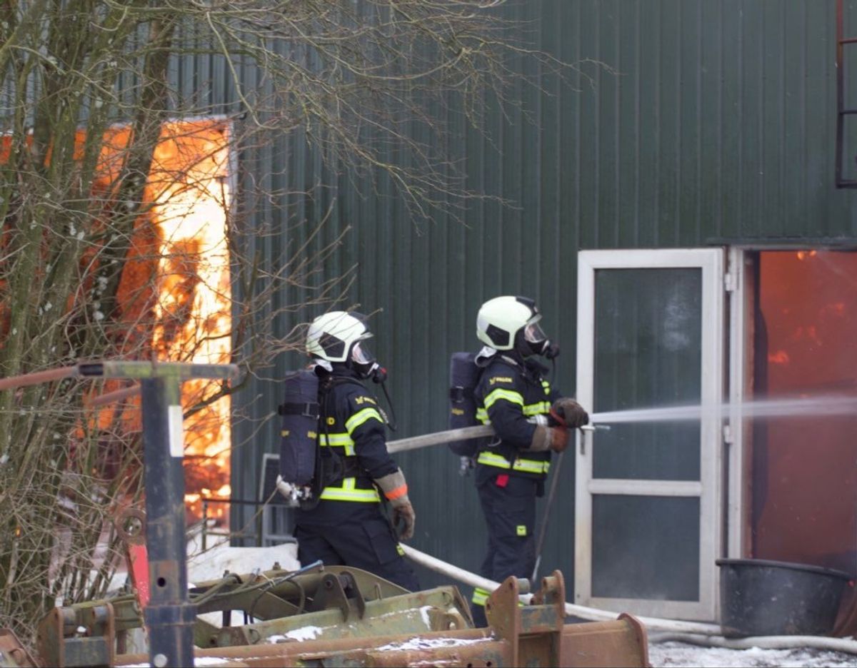 30 mand kæmper lige nu med flammerne i en gårdbrand. KLIK for flere billeder. Foto: Presse-fotos.dk.