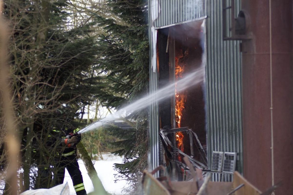 30 mand kæmper lige nu med flammerne i en gårdbrand. KLIK for flere billeder. Foto: Presse-fotos.dk.