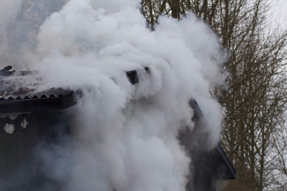 30 mand kæmper lige nu med flammerne i en gårdbrand. KLIK for flere billeder. Foto: Presse-fotos.dk.
