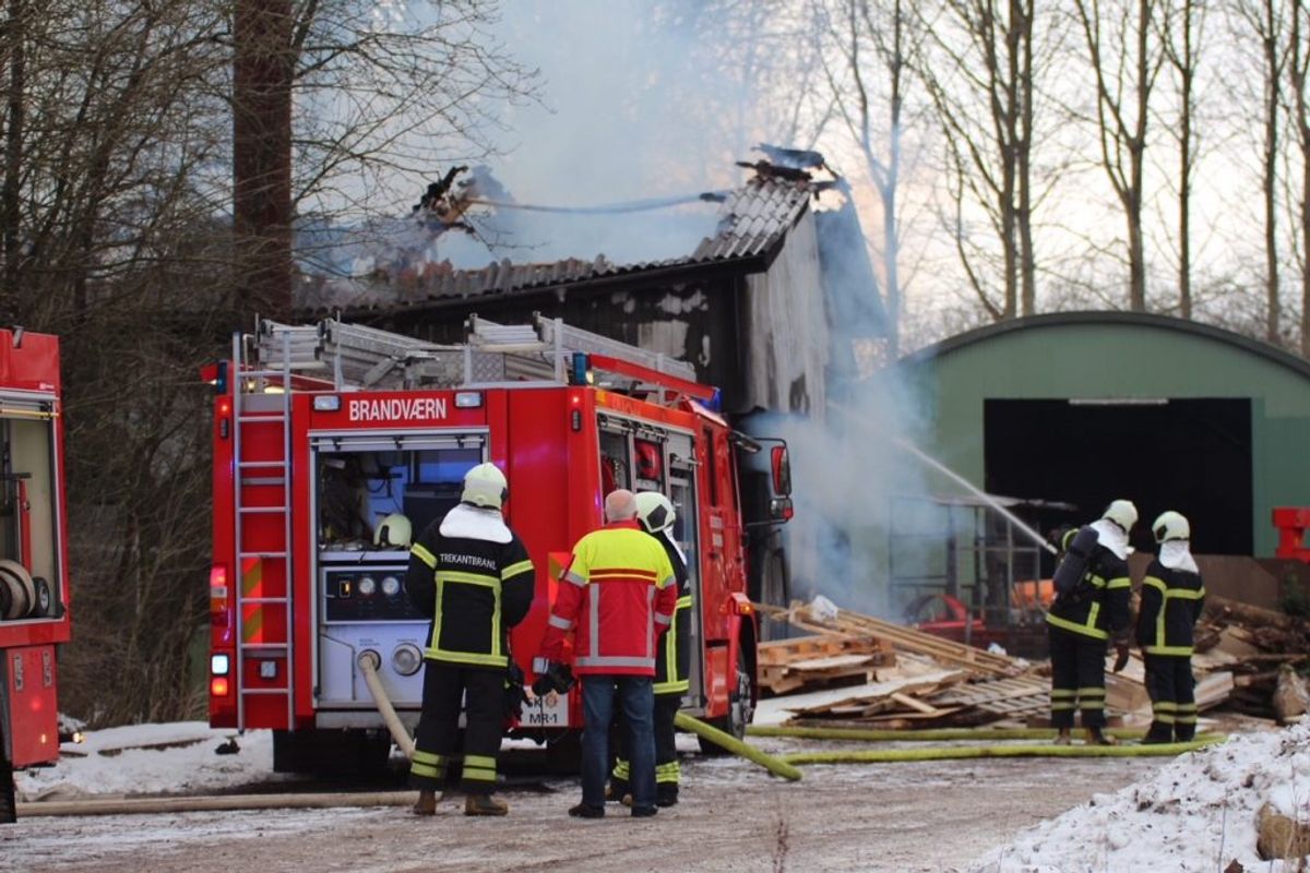 30 mand kæmper lige nu med flammerne i en gårdbrand. KLIK for flere billeder. Foto: Presse-fotos.dk.