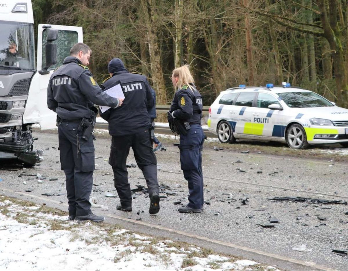 En 21-årig kvinde blev dræbt i en frontalulykke med en lastbil. KLIK for flere billeder. Foto: Øxenholt Foto.