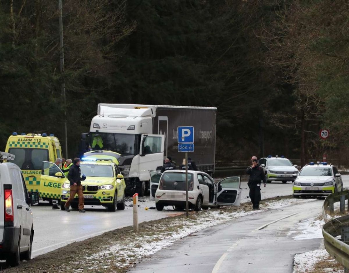 En 21-årig kvinde blev dræbt i en frontalulykke med en lastbil. KLIK for flere billeder. Foto: Øxenholt Foto.