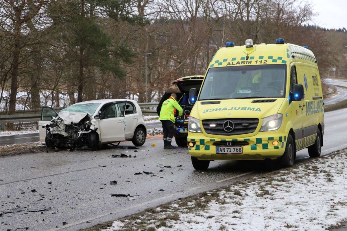 En 21-årig kvinde blev dræbt i en frontalulykke med en lastbil. KLIK for flere billeder. Foto: Øxenholt Foto.