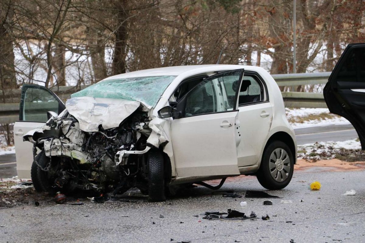 En 21-årig kvinde blev dræbt i en frontalulykke med en lastbil. KLIK for flere billeder. Foto: Øxenholt Foto.
