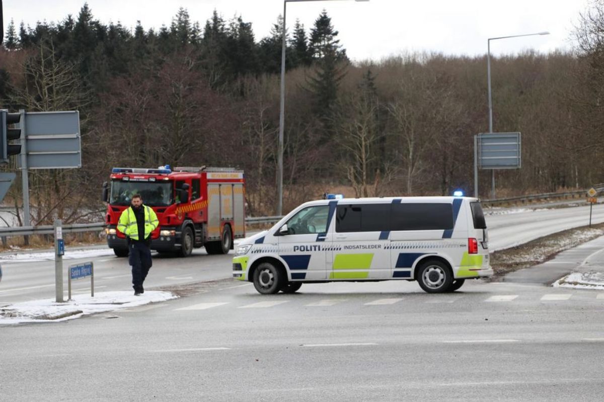 En 21-årig kvinde blev dræbt i en frontalulykke med en lastbil. KLIK for flere billeder. Foto: Øxenholt Foto.