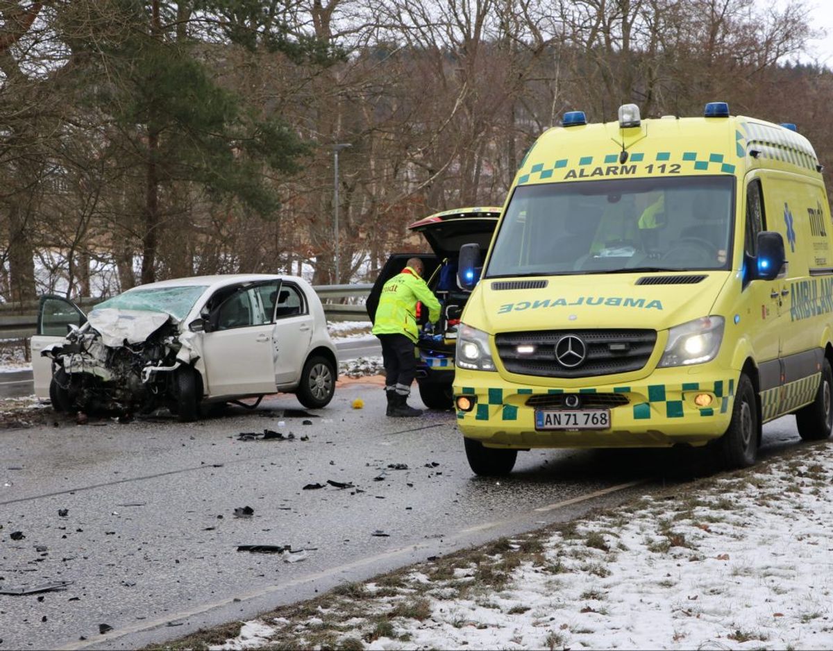 Føreren af personbilen er kommet alvorligt til skade. KLIK FOR FLERE BILLEDER. Foto: Øxenholt Foto