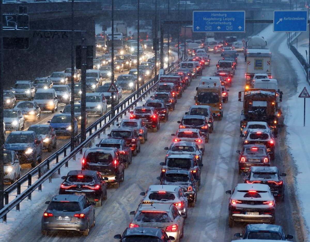 Vintervejret har skabt kaos på de tyske motorveje. KLIK FOR FLERE BILLEDER FRA TYSKLAND. Foto: REUTERS/Fabrizio Bensch/Scanpix
