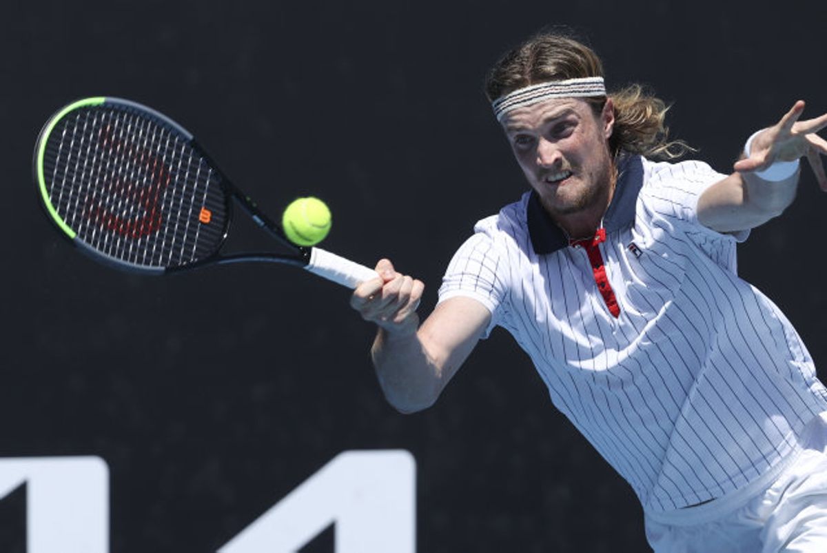 Mikael Torpegaard returnerer et slag fra Lloyd Harris under kampen i første runde af Australian Open, som også blev endestationen for danskeren. Foto: Hamish Blair/Scanpix