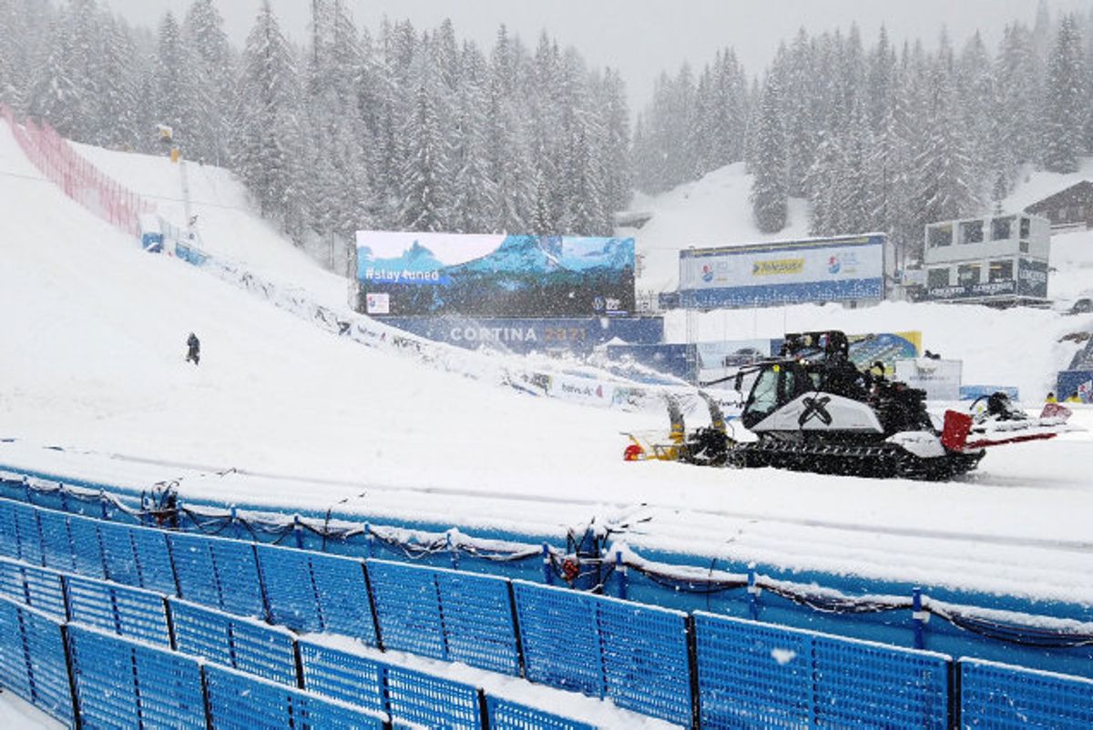 Vejret driller arrangørerne på førstedagen af VM i alpint skiløb. Foto: Denis Balibouse/Reuters