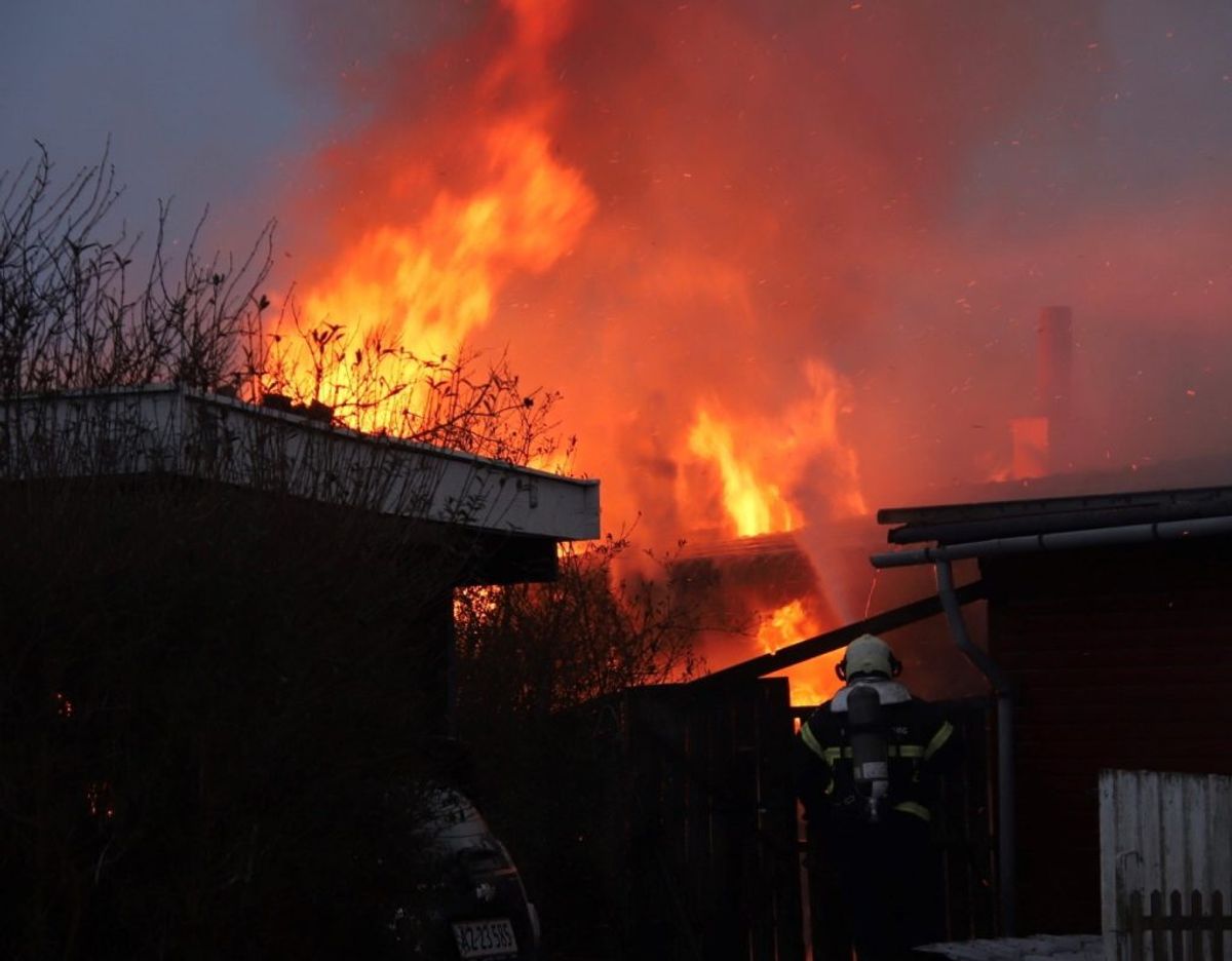 En sommerhus gik mandag op i flammer. KLIK for flere billeder. Foto: Presse-fotos.dk.