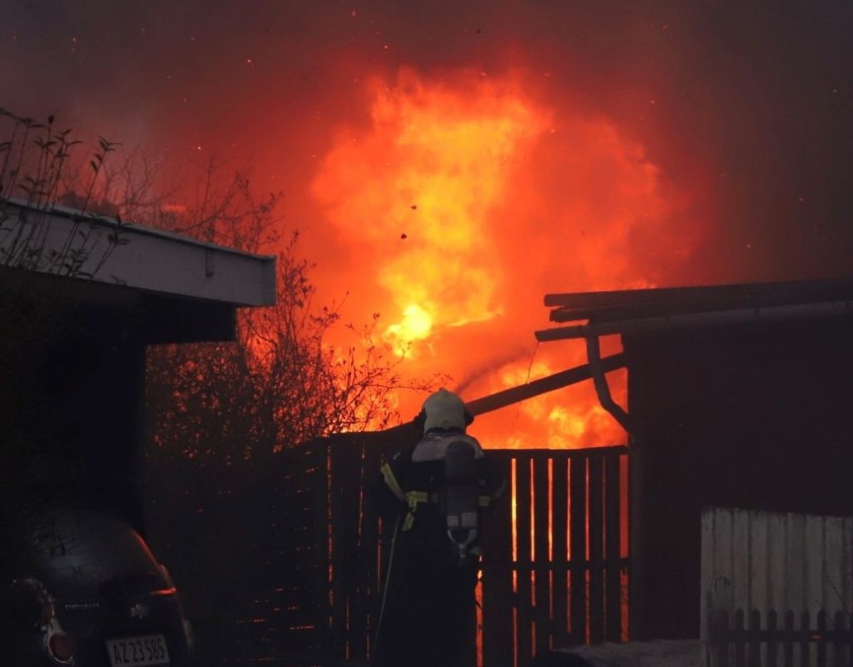 En sommerhus gik mandag op i flammer. KLIK for flere billeder. Foto: Presse-fotos.dk.
