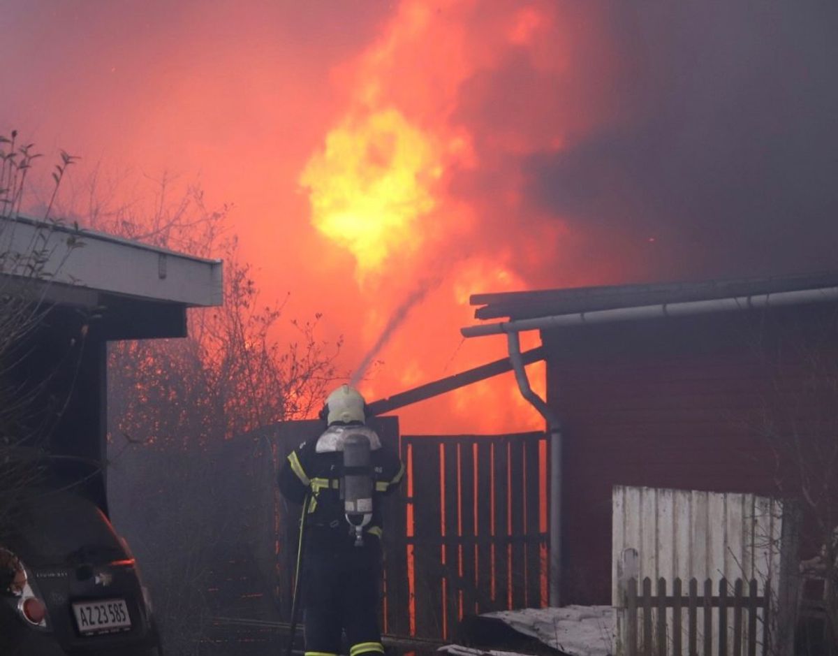 En sommerhus gik mandag op i flammer. KLIK for flere billeder. Foto: Presse-fotos.dk.