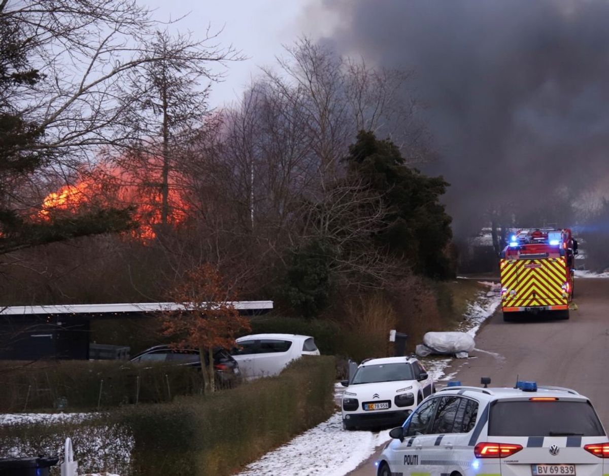 En sommerhus gik mandag op i flammer. KLIK for flere billeder. Foto: Presse-fotos.dk.