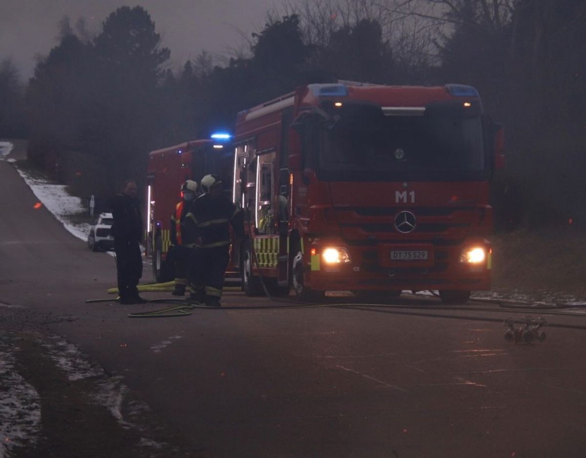 En sommerhus gik mandag op i flammer. KLIK for flere billeder. Foto: Presse-fotos.dk.