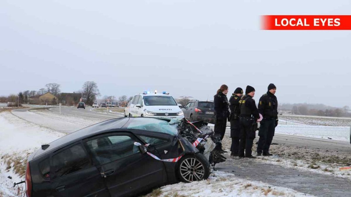 Vejen er spærret i begge retninger. KLIK for flere billeder. Foto: Local Eyes.