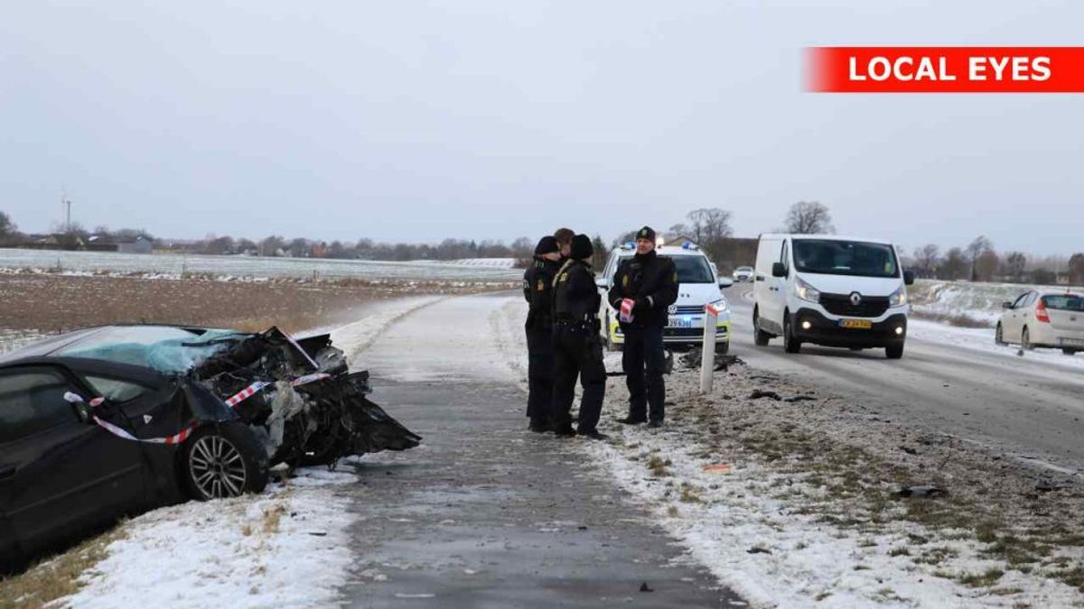 Vejen er spærret i begge retninger. KLIK for flere billeder. Foto: Local Eyes.