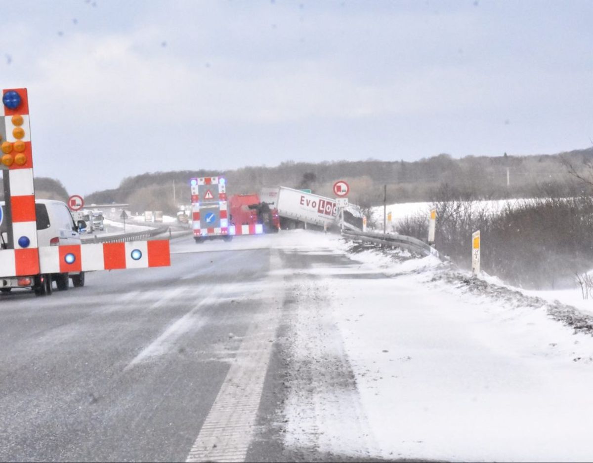 Denne lastbil fjernes på Sønderjyske Motorvej. Foto: Presse-fotos.dk
