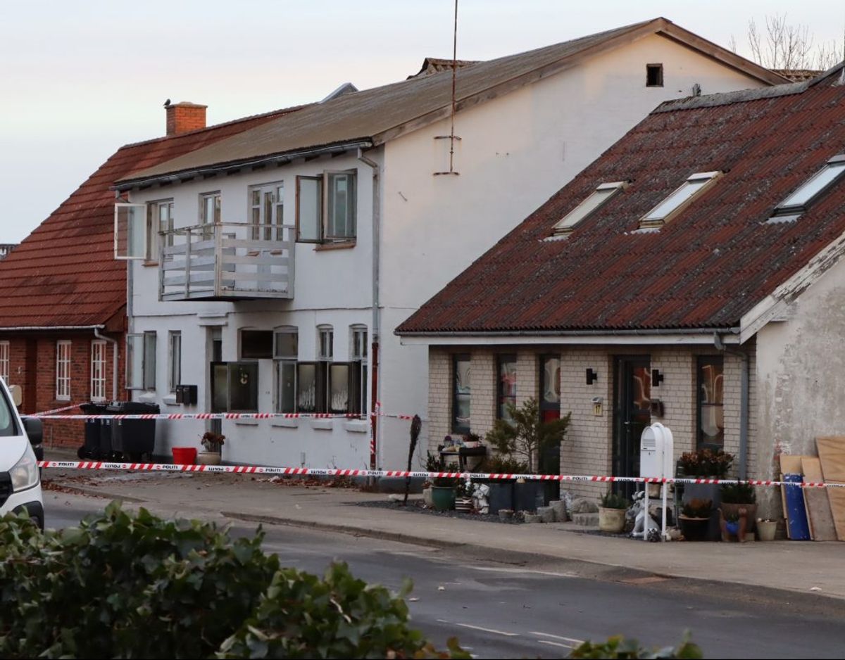 Politiet er mandag markant til stede ved dødsbranden. Foto: Presse-fotos.dk