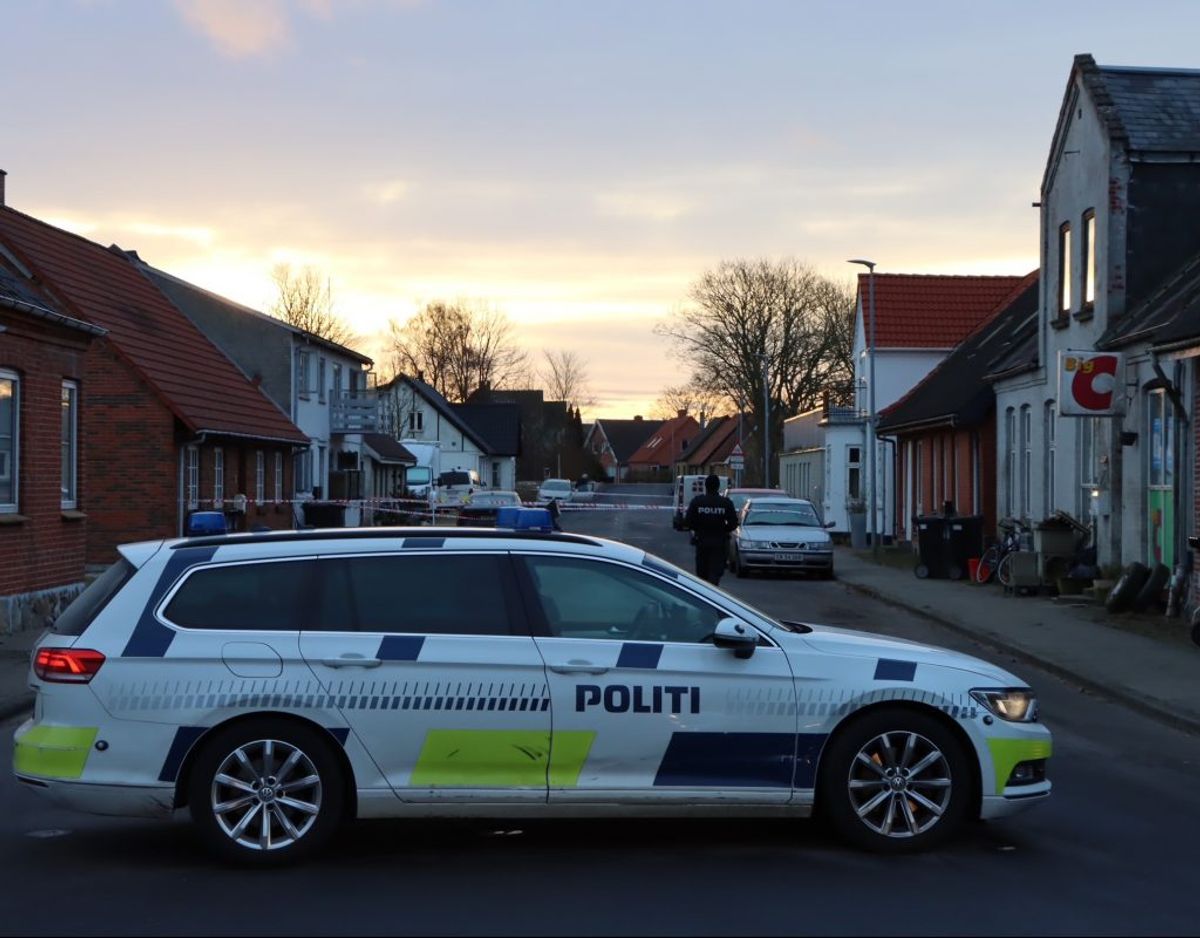 Politiet er mandag markant til stede ved dødsbranden. Foto: Presse-fotos.dk