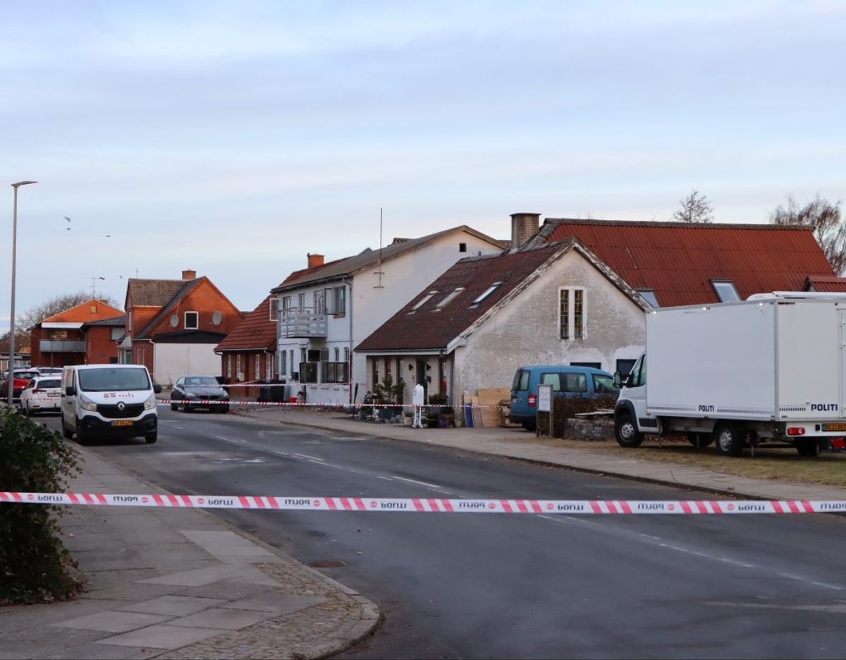 Politiet er mandag markant til stede ved dødsbranden. Foto: Presse-fotos.dk