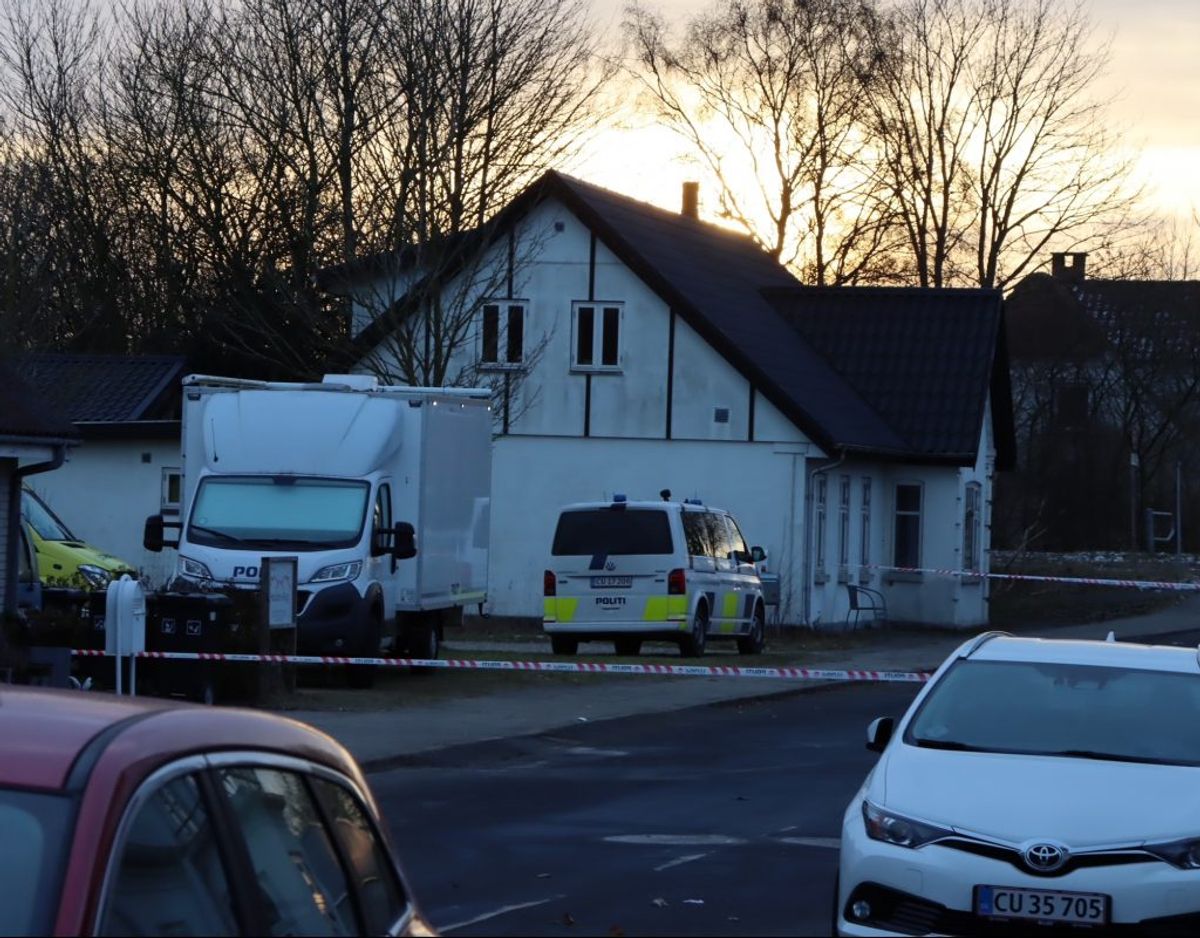 Politiet er mandag markant til stede ved dødsbranden. Foto: Presse-fotos.dk